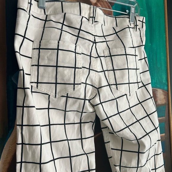 Divided White Pants with Black Grid Pattern 8 - Picture 6 of 16